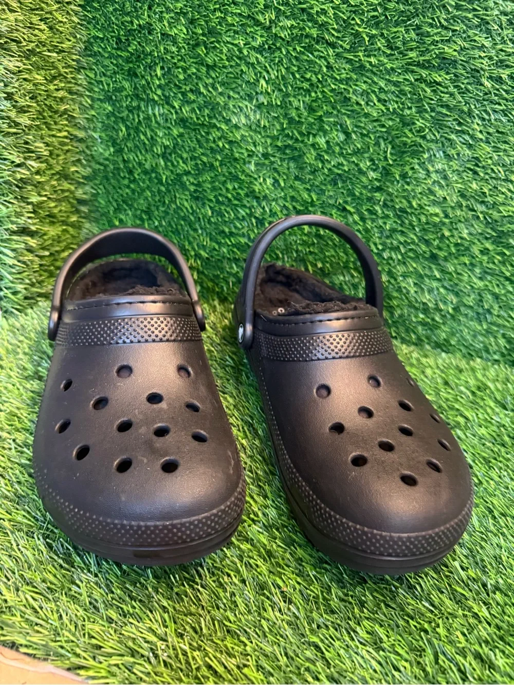 Crocs unisex Black Slip-On faux fur lined Clog Shoes m 10.  W12